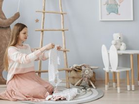Schwangere Frau organisiert Babykleidung