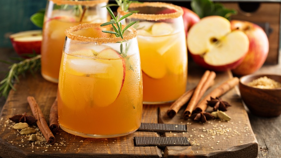 fall-cocktail-with-apple-figs-and-orange