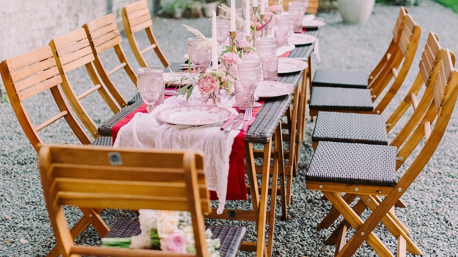 Ein gedeckter Tisch auf einer Gartenhochzeit