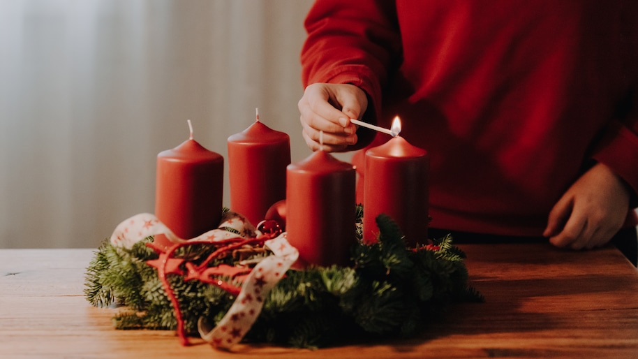 child-hand-lighting-the-first-candle-of-advent-wreath-5910 × 3940 Kopie