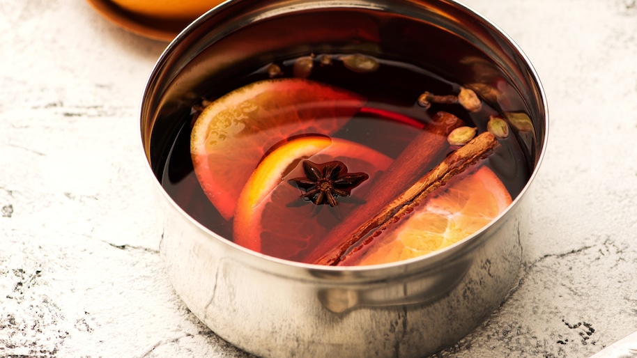 christmas-mulled-wine-on-the-table-hot-wine