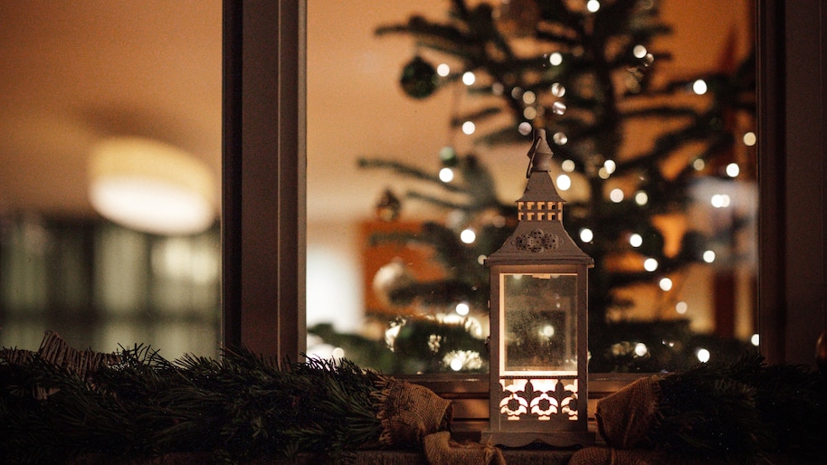 Fensterbank außen weihnachtlich dekorieren