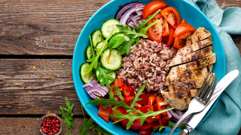 grilled-chicken-breast-with-rice-and-salad