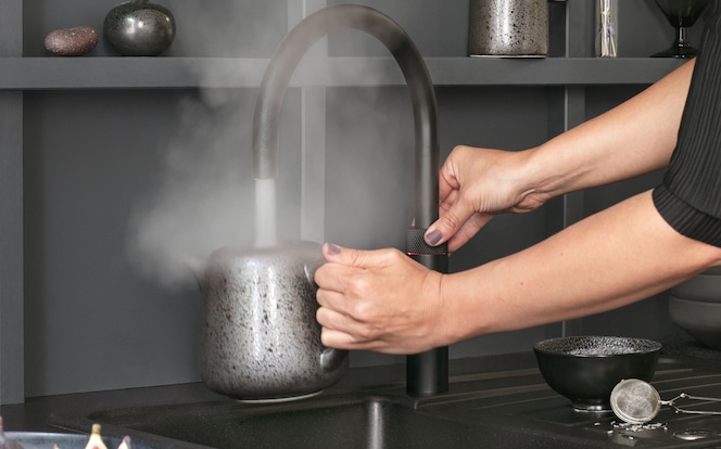 Der Wasserhahn, der alles kann: warmes, kaltes, 100°C kochen­des sowie gekühl­tes sprudeln­des und stilles Wasser