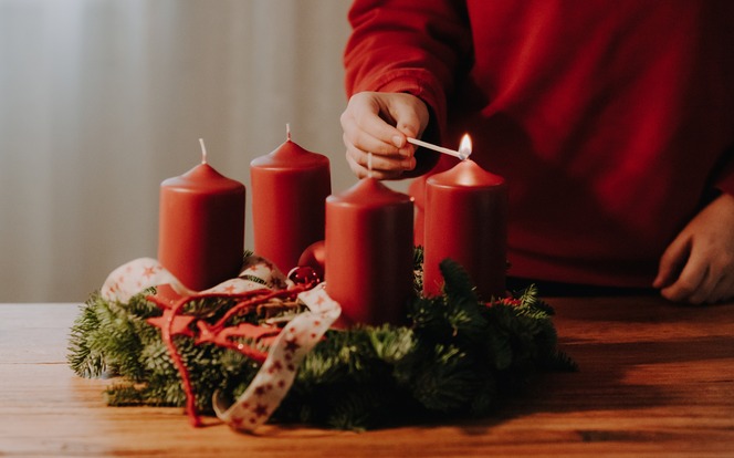 Adventskranz Ideen rote Kerzen