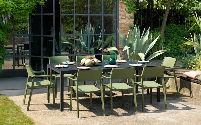 Gartenmöbelset mit grünen Stühlen auf einer Terrasse