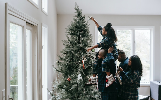 Weihnachtsbaum schmücken Kinder