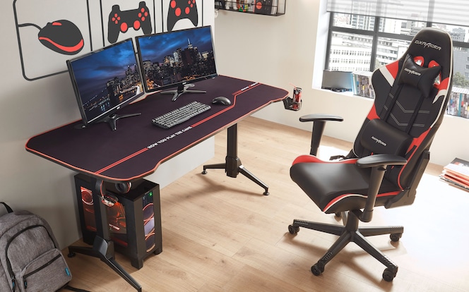 Gaming Zimmer mit Gaming Tisch und Gaming Stuhl