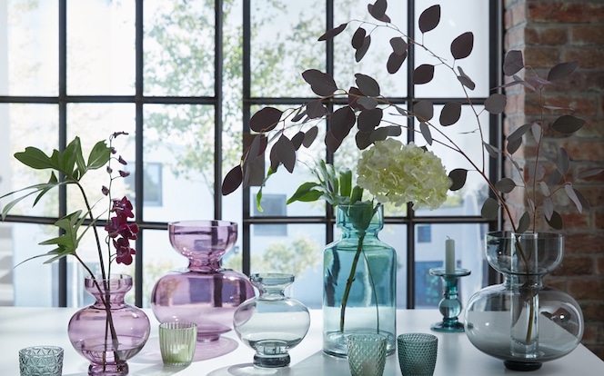 Farbenfrohe Vasen