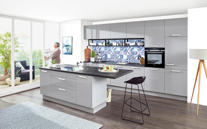 Interline Küche grau mit Fliesenspiegel