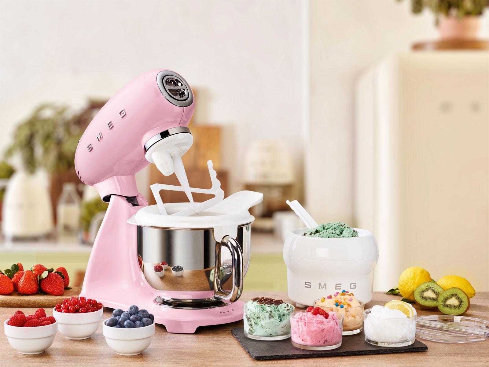 SMEG Küchenmaschine Full-Color Pink/ silberfarbig