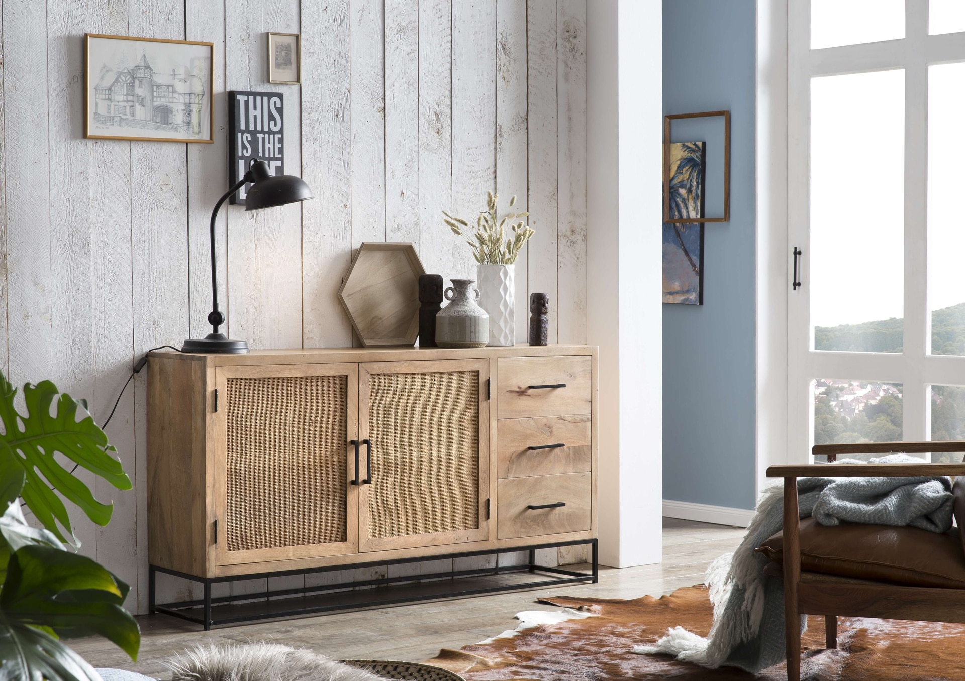 Sideboard 150 x 80 cm Mango lackiert mit Rattan-Front